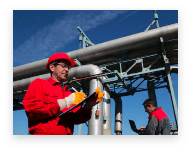 Operarios de Petroport revisando tuberías en una planta de almacenamiento de gas